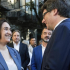 Ada Colau y Carles Puigdemont conversan tras las ofrendas florales de la pasada Diada.-MARTA PÉREZ/EFE