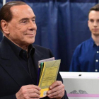 Silvio Berlusconi en su colegio electoral antes de depositar su voto durante la jornada electoral del pasado domingo.-MIGUEL MEDINA (AFP)