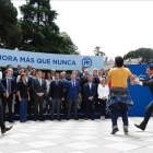 Un joven protesta durante la presentación de los candidatos del PP al Congreso de los Diputados.-DAVID CASTRO