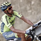 Alberto Contador, camino de Formigal.-EFE / JAVIER LIZÓN