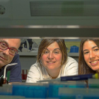 Eladio Velasco, Beatriz Díez y Eugenia Fraile en las instalaciones del Instituto de Biología y Genética Molecular de Valladolid.-MIGUEL ÁNGEL SANTOS