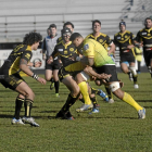 Joe Mamea avanza con el oval intentando superar la defensa de dos jugadores del Viadana durante el encuentro.-APDV