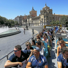 Turistas disfrutando del recorrido que realiza el autobús turístico en Valladolid.-J. M. LOSTAU