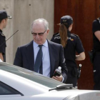 El expresidente de Bankia Rodrigo Rato sale del juicio por el caso de las tarjetas 'black'.-JOSÉ LUIS ROCA