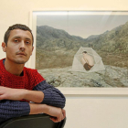 Antonio Guerra junto a una de sus fotografías. En la imagen inferior, con la concejala de Cultura Ana Redondo .-J. M. Lostau
