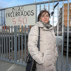 La presidenta de la Asociación de Vecinos Pilarica, Margarita García, posa junto al cartel que recuerda a los vecinos del barrio los días que llevan separados.-J. M. LOSTAU