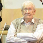 Oskar Gröning, en el tribunal de Lunëburg, este martes.-Foto: EFE / JULIAN STRATENSCHULTE