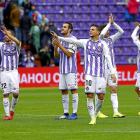 Los jugadores del Real Valladolid aplauden a la afición tras el partido ante el Éibar.-J.M. LOSTAU
