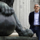 Gaspar Llamazares en la puerta de los Leones del Congreso.-EL PERIÓDICO