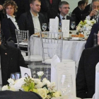 Foto tomada el 10 de diciembre de 2015  que muestra al presidente ruso  Vladimir Putin sentado junto al entonces militar retirado estadounidense Michael Flynn en Moscú.-MICHAEL KLIMENTYEV
