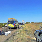 Dispositivo asistencial desplegado en el lugar del fatal accidente, en el kilómetro221.5 de la autovía A-6, sentido Galicia.-BOMBEROS DIPUTACIÓN