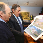 El consejero de Sanidad de la Junta, Antonio María Sáez (D), junto al alcalde de Bembibre, José Manuel Otero (I), durante su comparecencia para informar sobre el nuevo centro de salud de Bembibre (León)-ICAL