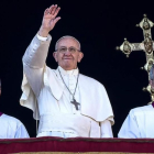 El papa Francisco saluda a los fieles en su tradicional mensaje Urbi et Orbi en El Vaticano.-EFE