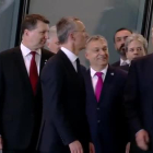 Trump empuja al primer ministro de Montenegro para colocarse delante en la foto.-