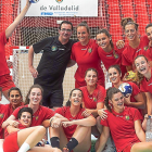 Foto de familia de las jugadoras del Aula Valladolid junto a su entrenador en su primer día de pretemporada.-J.C. CASTILLO
