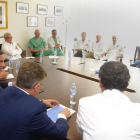 El consejero de Sanidad, segundo por la izquierda, durante la reunión con la subcomisión de quirófanos del HUBU.-SANTI OTERO