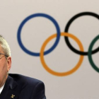 El presidente del COI, Thomas Bach, durante una rueda de prensa en Kuala Lumpur, escenario de la reunión del organismo.-Foto: AFP / MANAN VATSYAYANA