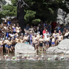 Un grupo de nadadores a la salida de la prueba celebrada ayer en la Laguna Negra de Soria.-LUIS ÁNGEL TEJEDOR
