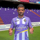 Balbi posa con los pulgares hacia arriba sobre el césped de Zorrilla durante su presentación.-BALCAZA