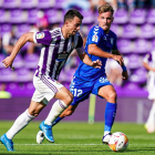 Óscar Plano pelea por el balón en el duelo de ida. / RV / I. SOLA