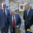 El presidente de la Diputación de Valladolid, Jesús Julio Carnero, el escritor José Jiménez Lozano, y el director de la Fundación Jorge Guillén, Antonio Piedra.-ICAL