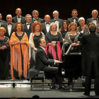 Los Amigos de la Zarzuela ayer en el Teatro Calderón.-J. M. LOSTAU
