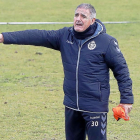 Paco Herrera imparte una orden duranTe un entrenamiento del Real Valladolid.-J.M.LOSTAU