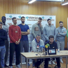 Los jugadores del CB Valladolid arropan a los capitanes Román Montañez e Iván Martínez durante la lectura del comunicado-El Mundo