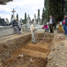 Excavación de una de las fosas comunes en el cementerio del Carmen sobre la que se construirá el memorial.-MIGUEL ÁNGEL SANTOS
