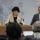 La ministra de Hacienda, María Jesús Montero,  la portavoz del Gobierno, Isabel Celáa,  y el ministro de Fomento,  José Luis Ábalos, durante la rueda de prensa posterior al Consejo de Ministros.-ZIPI (EFE)