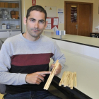 Gabriel Sangüesa-Barreda, muestra la catas que se extraen de los árboles para estudiar los anillos de crecimiento .-VALENTÍN GUISANDE