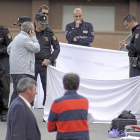 Agentes de la policia nacional y local, instantes después del crimen de Isabel Carrasco el 12 de mayo del año pasado.-Ical