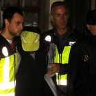 Muñoz, cubierto con una gorra amarilla, a la salida de los juzgados de Astorga.-Ical