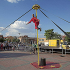 Iván Alone, de la compañía Circo Activo, realiza una acrobacia en el mástil chino durante la última jornada del fe-José C. Castillo