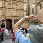 Unos turistas observan la fachada de la Universidad de Salamanca, en una imagen de archivo.-EL MUNDO