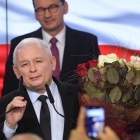 Kaczynski festeja ante sus simpatizantes la rotunda victoria que le conceden los sondeos en las elecciones legislativas polacas.-EFE / EPA / RADEK PIETRUSZKA