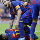 Neymar, atendido por Messi, se lamenta del lanzamiento de una botella de la grada de Mestalla.-AP / MANU FERNÁNDEZ