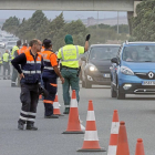 Los agentes de la Guardia CiviL organizan el tráfico tras la colisión múltiple y el tapón posterior que se produjo.-Miguel Ángel Santos