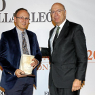 Joaquín Boneta, delegado de Iberdrola en Castilla y León, entrega el premio a Alonso Alonso.-J. M. LOSTAU