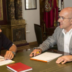 Arturo Fernández, alcalde de Cabezón de Pisuerga, y Jesús Julio Carnero, durante su reunión en la Diputación.-EM