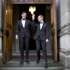 La pareja Larry y Daniel Lennox-Choate, tras su boda en la capilla de la academia militar de West Point, en noviembre de 2013.-Foto: AP / JILL KNIGHT