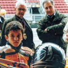 Juliá Márquez y Roser Alentá desayunan con sus hijos Marc, en primer término, y Àlex al fondo, en uno de los múltiples circuitos de karting a los que iban a competir cuando sus hijos empezaban en el motociclismo.-ARCHIVO GUIM TODA