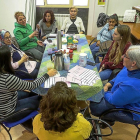 El grupo de mujeres que integra la  Asociación Progestión celebra su reunión semanal de los jueves.-ICAL