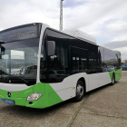 Modelo del autobús Mercedes con gas natural que comenzará a circular por la ciudad a patir del mes de enero. EL MUNDO