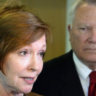 Brenda Fitzgerald, junto al gobernador de Georgia, en octubre del 2014.-/ AP / DAVID TULLS
