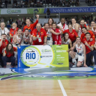 Las jugadoras de la selección posan tras clasificarse para Río-FEB