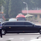 El sedan negro  en el que supuestamente viaja el lider norcoreano Kim Jong-un abandona el aeropuerto internacional de Pekín.-EFE