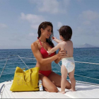 Pilar Rubio, con su hijo Sergio en el yate.-INSTAGRAM