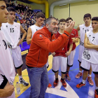 Cano da instrucciones a sus jugadores de la selección de Castilla y León durante un tiempo muerto en Íscar.-J.M.LOSTAU