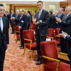 Zuckerberg (derecha) aplaude a la llegada del primer ministro chino, Li Keqiang, en una reunión empresarial en Pekín, el 21 de marzo.-REUTERS / KENZABURO FUKUHARA